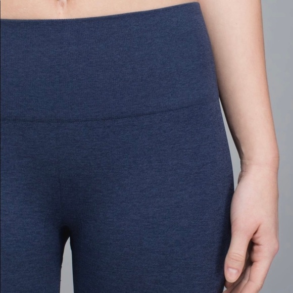 Sz4 Lululemon In The Flow Crop II in heathered deep navy EUC - Picture 6 of 13